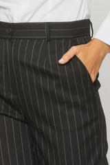 Czarne spodnie w subtelny pionowy prążek