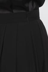 Czarne zwiewne spodnie palazzo w eleganckim stylu