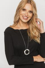 Czarny dzianinowy kombinezon odsłaniający ramiona