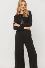 Czarny dzianinowy kombinezon odsłaniający ramiona