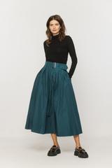 Czarny golf z długim rękawem wykonany z miękkiej dzianiny