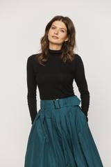 Czarny golf z długim rękawem wykonany z miękkiej dzianiny