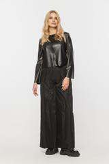 Czarny krótki żakiet z imitacji skóry zapinany na suwak