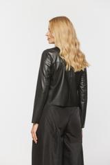 Czarny krótki żakiet z imitacji skóry zapinany na suwak