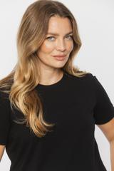 Czarny t-shirt z subtelnym haftem logo BC