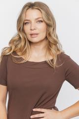 Czekoladowa bluzka z dzianiny odsłaniająca ramiona