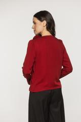 Czerwona elegancka bluzka z odpinanym kwiatem