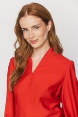 Czerwona elegancka bluzka ze stójką i bufiastym rękawem