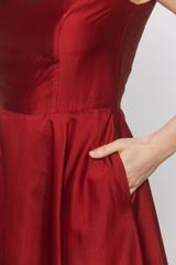 Czerwona zwiewna sukienka midi z kieszeniami