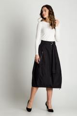 Obszerna spódnica z naszytą kieszenią i wiązaniem w pasie