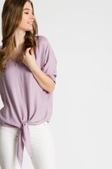 Luźna bluzka z wiązaniem u dołu