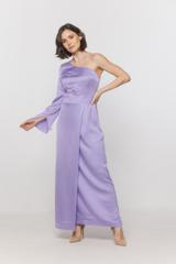 Długa satynowa sukienka z odkrytym ramieniem