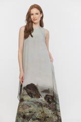 A long, sleeveless dress in muted colours