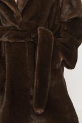 Długie syntetyczne futro z klasycznym kołnierzem i haftkami