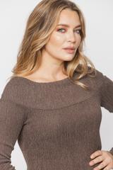 Dopasowana brązowa sukienka midi z dzianiny