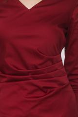 Dopasowana burgundowa sukienka z dekoltem w serek