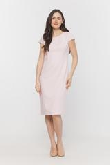 Dopasowana jasnoróżowa sukienka za kolano