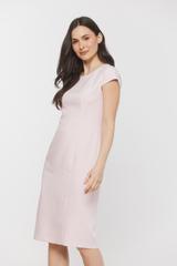 Dopasowana jasnoróżowa sukienka za kolano