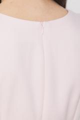 Dopasowana jasnoróżowa sukienka za kolano