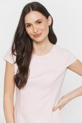 Dopasowana jasnoróżowa sukienka za kolano