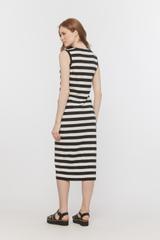 Dopasowana sukienka w paski z dzianiny bawełnianej