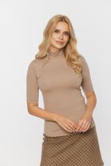 Dopasowany beżowy półgolf z krótkim rękawem