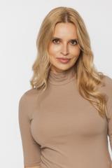 Dopasowany beżowy półgolf z krótkim rękawem