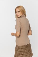 Dopasowany beżowy półgolf z krótkim rękawem