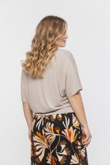 Dzianinowa beżowa bluzka ze ściągaczem w talii