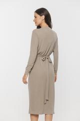 Dzianinowa beżowa sukienka z wiązaniem w talii