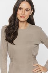 Dzianinowa beżowa sukienka z wiązaniem w talii