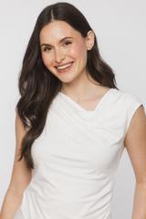 Dzianinowa bluzka ecru z kobiecym dekoltem woda