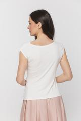 Dzianinowa bluzka ecru z kobiecym dekoltem woda