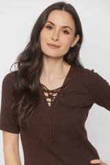 Dzianinowa bluzka w brązowym odcieniu ze sznurowaniem