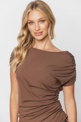 Dzianinowa bluzka z marszczeniami w kolorze ciepłego brązu