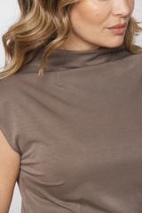 Dzianinowa bluzka z modelującymi zaszewkami