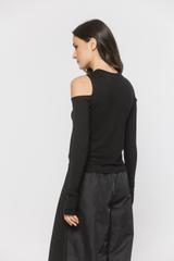 Dzianinowa czarna bluzka z odkrytymi ramionami