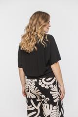 Dzianinowa czarna bluzka ze ściągaczem w talii