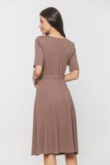 Dzianinowa jasnobrązowa sukienka o modelującym fasonie