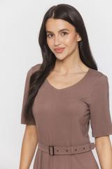 Dzianinowa jasnobrązowa sukienka o modelującym fasonie