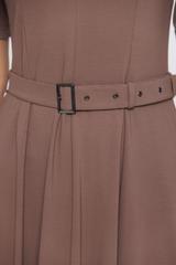 Dzianinowa jasnobrązowa sukienka o modelującym fasonie