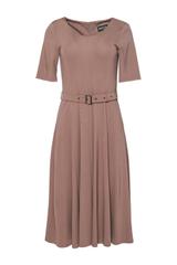 Dzianinowa jasnobrązowa sukienka o modelującym fasonie