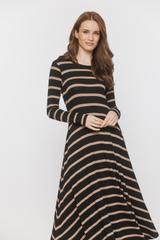 Dzianinowa jesienna sukienka w beżowe paski