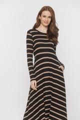 Dzianinowa jesienna sukienka w beżowe paski