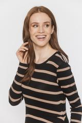 Dzianinowa jesienna sukienka w beżowe paski