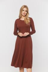 Dzianinowa rozkloszowana sukienka w odcieniu ciepłego brązu