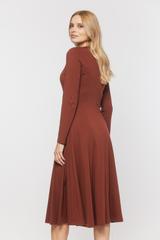Dzianinowa rozkloszowana sukienka w odcieniu ciepłego brązu