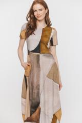 Dzianinowa sukienka Bialcon Art w stonowanych kolorach