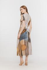 Dzianinowa sukienka Bialcon Art w stonowanych kolorach