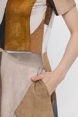 Dzianinowa sukienka Bialcon Art w stonowanych kolorach